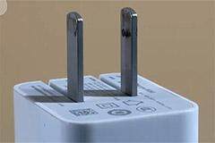 手機充電器插入排插時打火花是怎么回事？