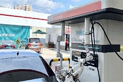 國內首款智能加油機器人在南寧試運行：3 分鐘即可完成加油
