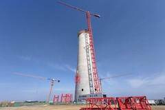 中國能建浙江火電施工總承包的新疆哈密光熱電站項目吸熱塔筒身結構突破100米