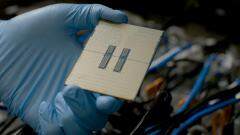 英特爾攜手殼牌推出至強(qiáng)處理器數(shù)據(jù)中心浸沒式液冷散熱方案