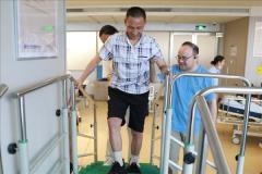 腦機接口大突破！中國61歲完全截癱男子站起來了