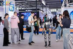 華強(qiáng)北點(diǎn)燃CEIC2025消費(fèi)電子創(chuàng)新大會(huì)現(xiàn)場