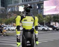 杭州機器人交警火了：可指揮交通 精準識別交通違法行為